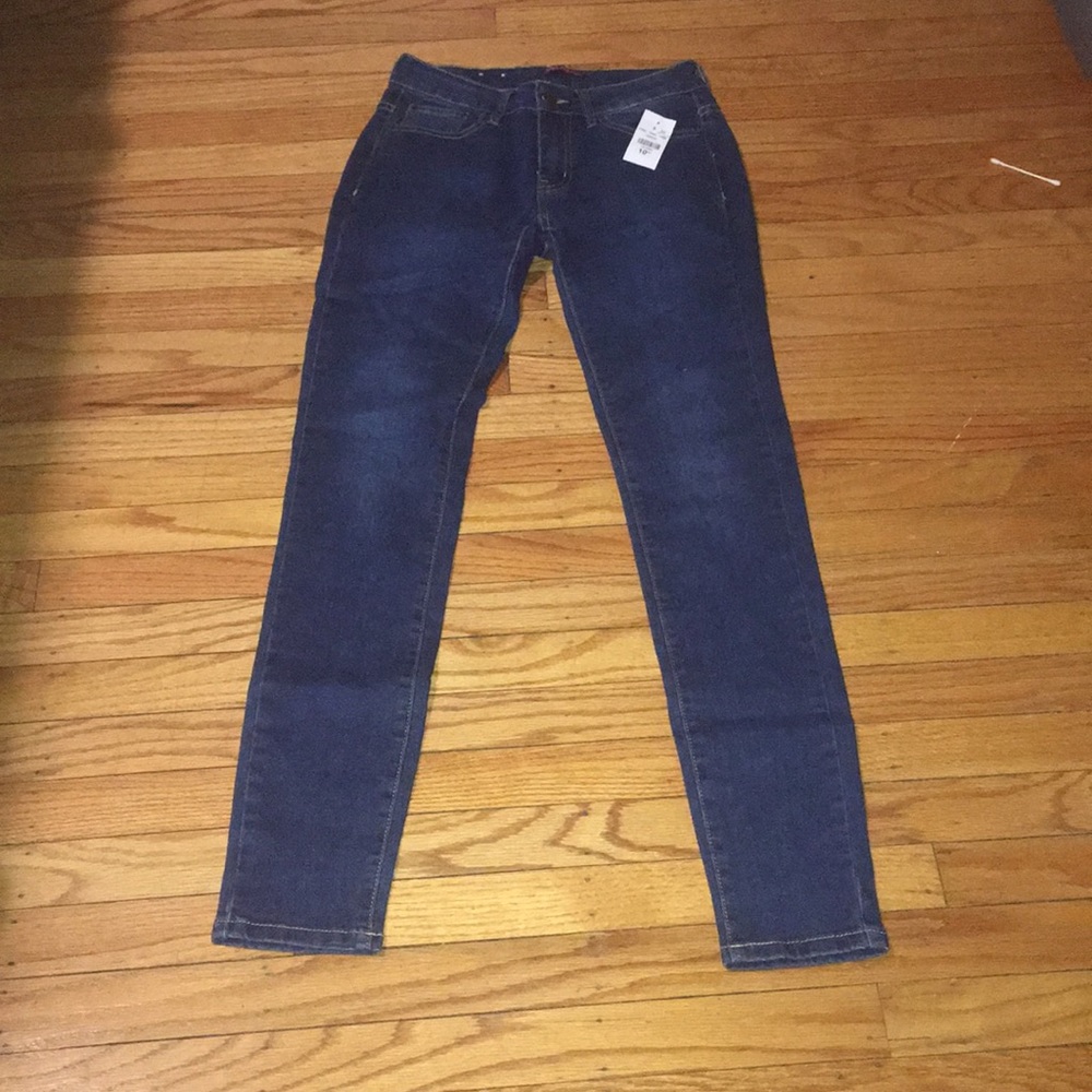 Blue skinny jeans.